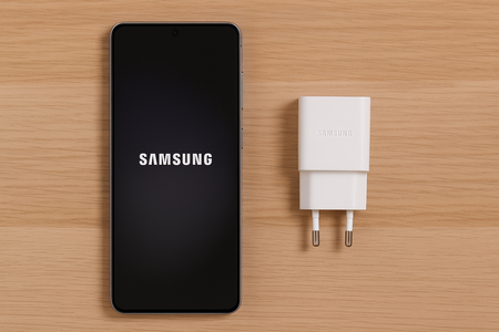 Samsung Galaxy y un cargador
