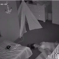 Una cámara graba a una madre arrastrándose para salir de la habitación y evitar despertar al bebé