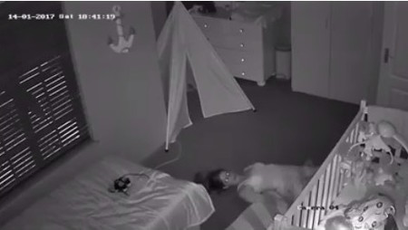 Una cámara graba a una madre arrastrándose para salir de la habitación y evitar despertar al bebé