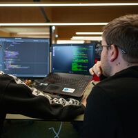 Anthropic muestra el efecto de la IA en el empleo junior: del 27% al 9% de nuevas contrataciones 