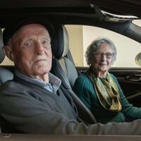 Velozes e idosos: casal de nonagenários compra um Porsche elétrico de 300 CV para celebrar 70º aniversário de casamento 