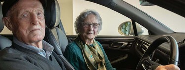 Velozes e idosos: casal de nonagenários compra um Porsche elétrico de 300 CV para celebrar 70º aniversário de casamento 