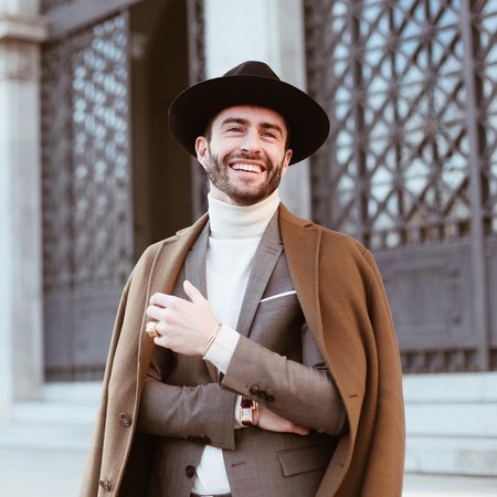 Pelayo Díaz le suma un toque boho a la Fashion Week con un accesorio infalible: el sombrero de ala ancha