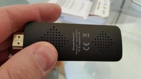 KAOS Miracast Dongle. Parte inferior done vemos la ventilación