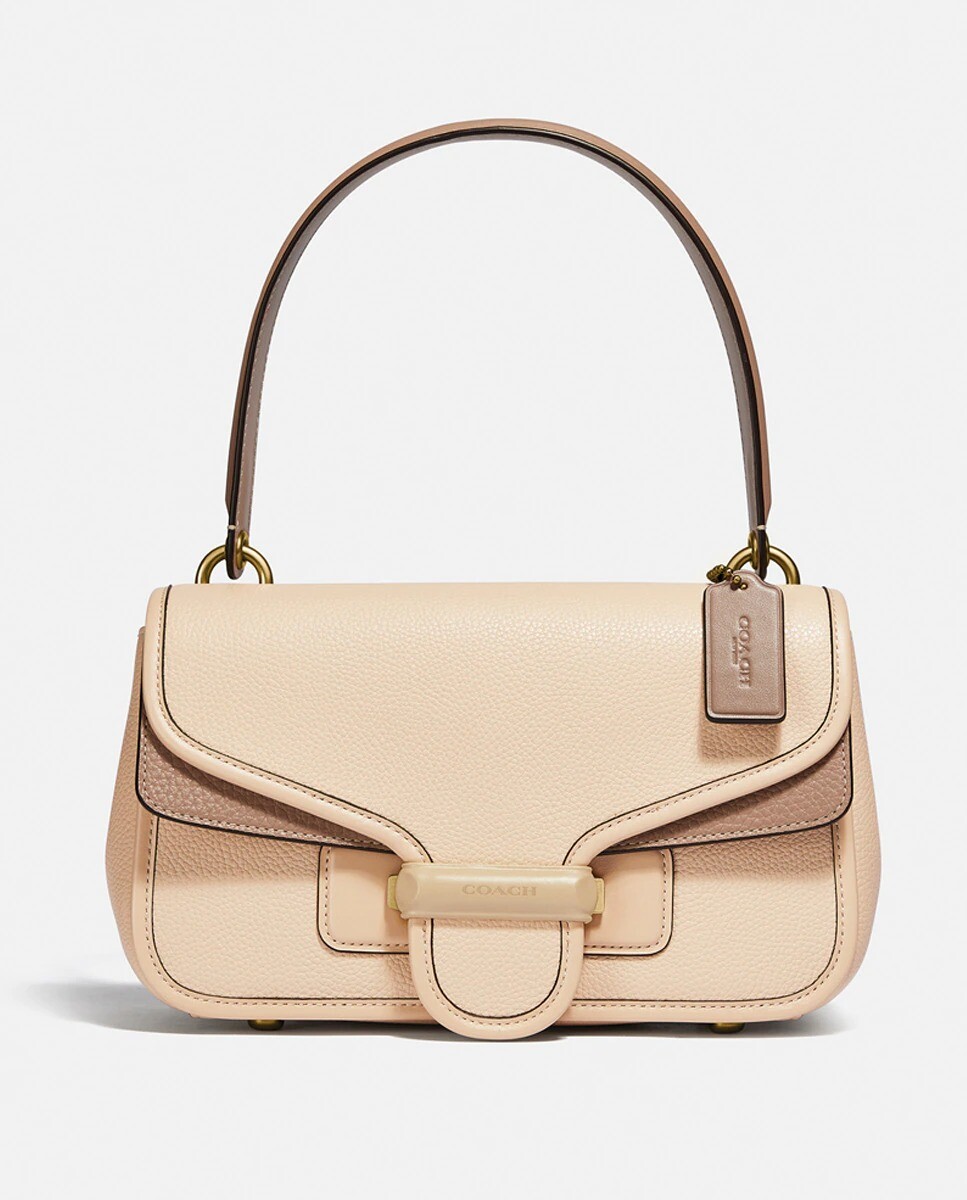 Este bolso de piel lo firma Coach y es una de las compras más