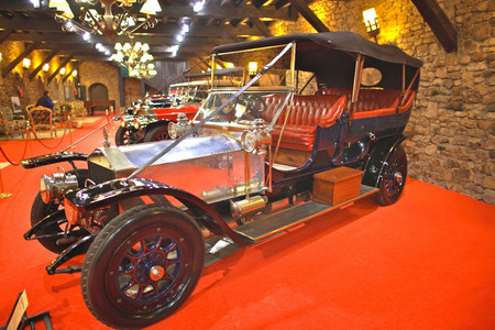 Visitamos una de las colecciones más grandes del mundo de coches Rolls-Royce. ¡Y puedes verla a un paso de Bilbao!