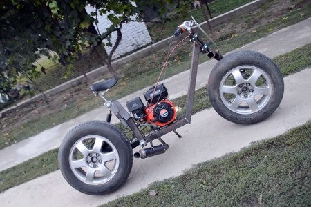 Este croata se ha hecho una moto con dos ruedas de coche, un motor de kart viejo y mucha maña