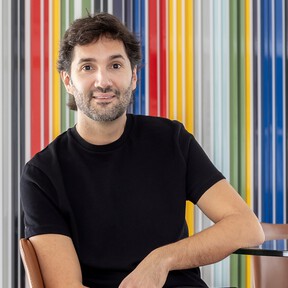 Diego Guillén, interiorista: "hay que ahorrar dinero en las fuentes de luz que vayamos a esconder, pero en la luminaria encima de la mesa del comedor hay que echar el resto" 