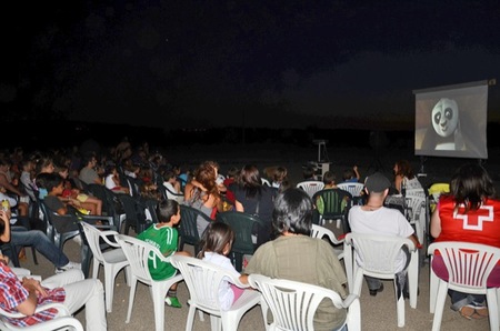 El cine de verano es una buena opción para sacar a los peques al fresco de la noche