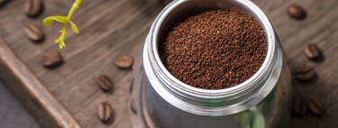 Cómo usar los posos de café como abono: no lo puedes echar directamente a las plantas 