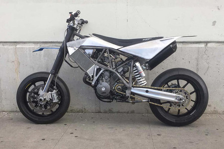 ¡Artesanía salvaje! 111 CV y 942 cc en el cuerpo de una supermotard ultravitaminada