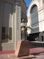 La escultura de Gardel en el Abasto, el barrio más tanguero de Buenos Aires