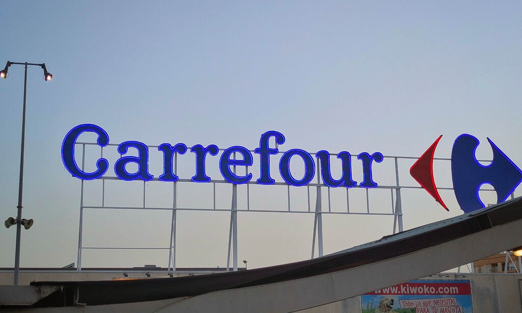 Carrefour liquida este conjunto de sillas, mesa y sofá para el balcón o terraza: ahora cuesta 99 euros 