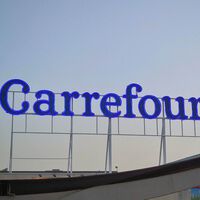 Carrefour ha rebajado (a 99 euros) este set de mesa, sillas y sofá para balcón o terraza ideal para primavera