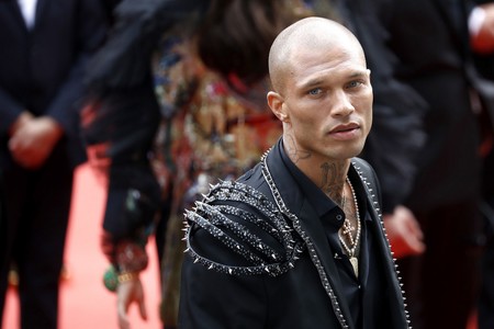 Jeremy Meeks viste un agresivo look de aires punk en la apertura del festival de cine de Cannes