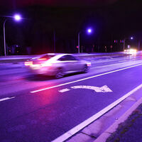 Se suponía que las luces LED duraban para toda la vida, pero en EEUU algunas calles se están volviendo púrpura porque las farolas envejecen mal