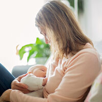 Las madres vacunadas contra la Covid transmiten anticuerpos a sus bebés a través de la leche materna