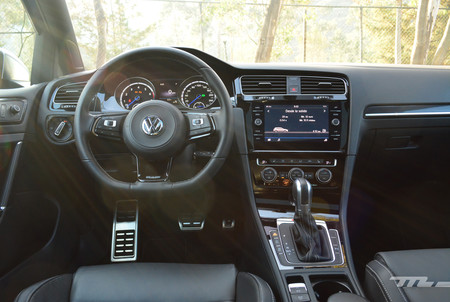 Volkswagen Golf R 9