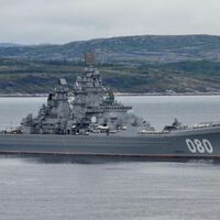 Durante a Guerra Fria, a Rússia construiu o maior navio de guerra do mundo; após quase 30 anos no estaleiro, ele está pronto para integrar as forças armadas do país 