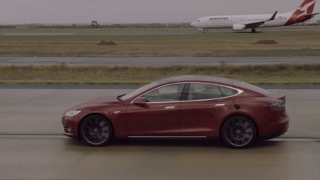 El Tesla Model S pasa ya de adelantar deportivos con el modo 'ludicrous'. Mejor picarse con un Boeing 737
