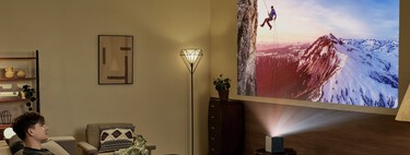 Pantalla de proyección para montar un cine en casa, sí o no. Estas son sus ventajas con respecto a usar la pared u otras superficies 