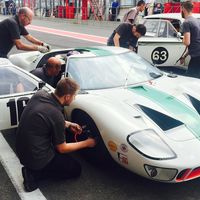 Se ha quedado una buena tarde para copilotar un brutal Ford GT40 en Spa, y este vídeo lo demuestra