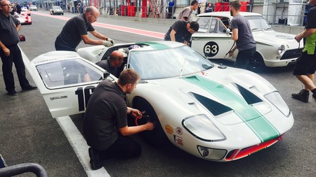 Se ha quedado una buena tarde para copilotar un brutal Ford GT40 en Spa, y este vídeo lo demuestra