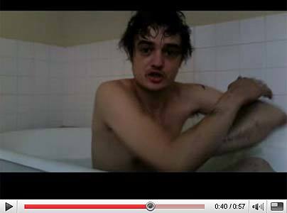 Pete Doherty en la bañera