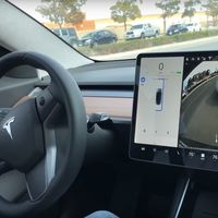 La evolución del Autopark del Tesla Model 3 en dos vídeos: ¿Aparcamiento fácil o mejora real del software?