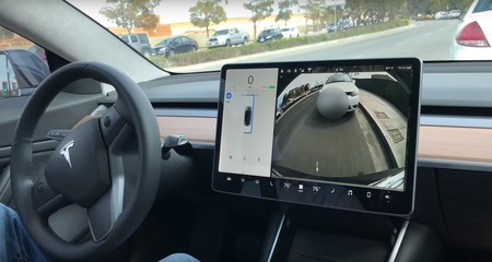 La evolución del Autopark del Tesla Model 3 en dos vídeos: ¿Aparcamiento fácil o mejora real del software?
