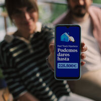 Los jóvenes no van al banco. Así que BBVA les facilita desde su app superpersonalizable la compra de una casa o invertir en acciones y ETF