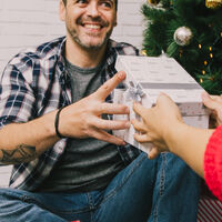 Hay personas que disfrutan más haciendo regalos que recibiéndolos. Esto es lo que dice la psicología sobre ellos 