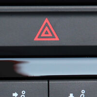 Activar las luces de emergencia cuando se frena en un atasco: me pueden multar por ello o no