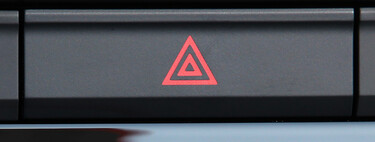 Activar las luces de emergencia cuando se frena en un atasco: me pueden multar por ello o no