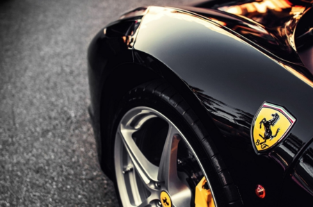 ferrari detalle logo