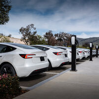 Elon Musk, CEO de Tesla, explica por qué no hay que cargar un auto eléctrico al 100% en carretera: “el estado de carga disminuye” 