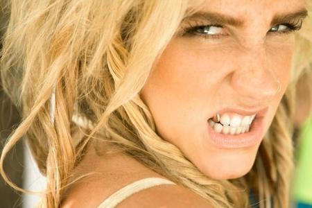 La rehab de Ke$ha va divinamente, pero ella necesita vuestros dientes