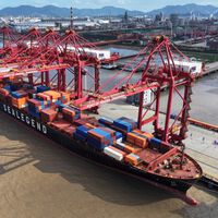 China abre una ruta imposible que desafía las reglas del comercio marítimo: su primer carguero cruza el Ártico para entregar coches eléctricos a Europa en la mitad de tiempo