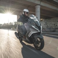 El MITT 125 GT-MAX llega con aires de maxiscooter, 11 CV y equipo de audio, por 3.245 euros