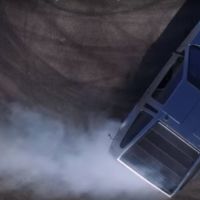 El DeLorean que hoy no te podías perder: eléctrico, autónomo y hace drifting