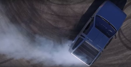 El DeLorean que hoy no te podías perder: eléctrico, autónomo y hace drifting