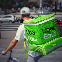 Uber Eats está en problemas en España: si no contrata ya a sus repartidores autónomos, el Ministerio de Trabajo activará la vía penal  