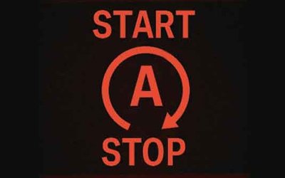 ¿Cómo decide el 'stop-start' cuándo parar el motor del coche?