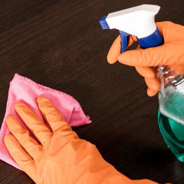 Bicarbonato y aceite de coco: la mezcla para desinfectar muebles de madera de manera segura 