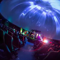 Conecta con el cosmos gracias a esta experiencia inmersiva con cantos de mantras y proyecciones astronómicas en el domo del Planetario de Bogotá