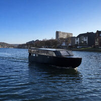 Pasó 200 días construyendo a mano su propio yate solar. Hoy vive a bordo y navega sin límites sin gastar una gota de combustible 