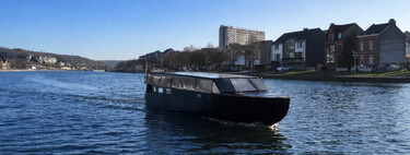 Pasó 200 días construyendo a mano su propio yate solar. Hoy vive a bordo y navega sin límites sin gastar una gota de combustible 