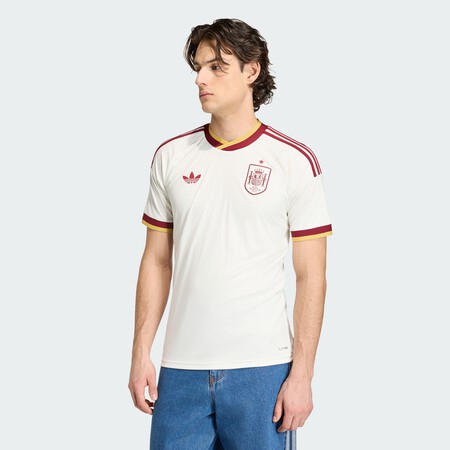 Con Menos Simbolos Y Mas Estilo Los Hinchas De Espana Dejan A Un Lado A La Roja Para Hacer De Este Jersey Algo Mas Que Una Declaracion De Fanatismo