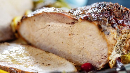 Cómo hacer adobo de chiles secos para una pierna de cerdo enchilada navideña, con la receta y trucos del chef Oropeza