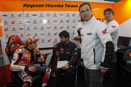 El drama de Honda: Alberto Puig se rompe un brazo y se suma a las lesiones de Márquez y Lorenzo